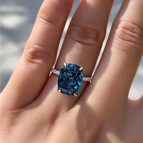 Jewelry - Elegant Blue Gemstone Ring